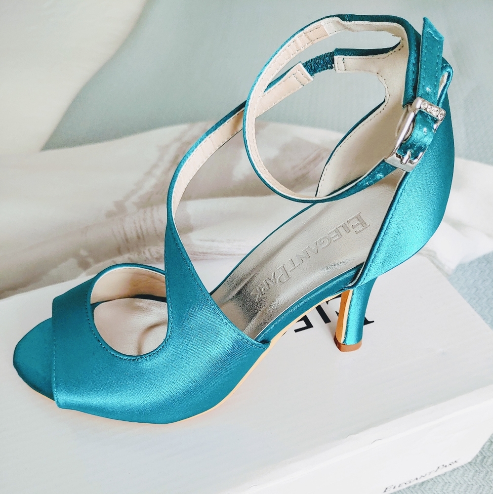 🌼 NWOT Teal Sandals size 35